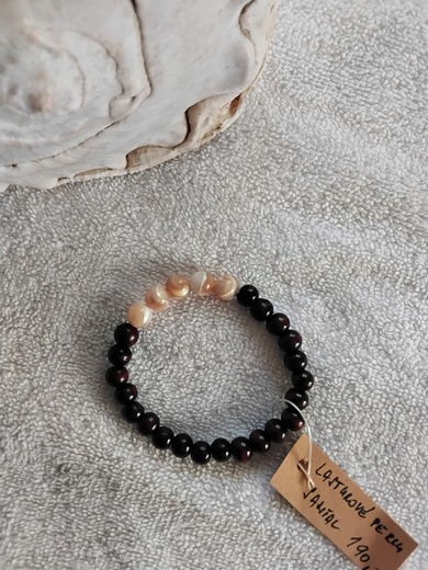 Náramek s lasturovými perlami