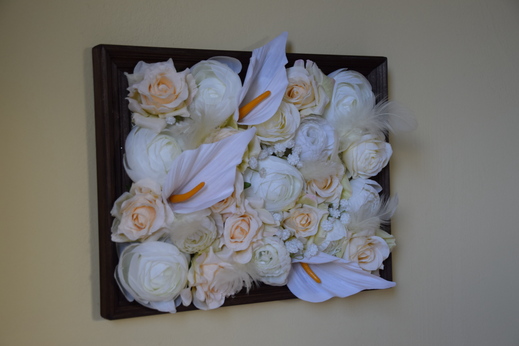 Bohatá květinová dekorace k zavěšení